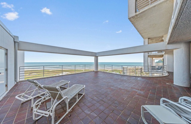 Beachfront w/LRG balcony & views of beach & bay!