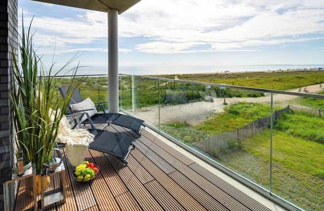 "BeachLoungeFour" vacation apartment on the beach with sun terrace, sauna & sea view