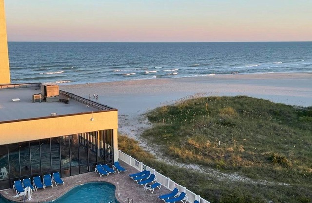 Beachside and Golf Retreat! 4.5 miles from PGA Tournament
