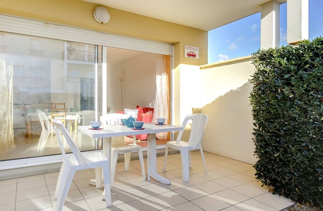 Beachside Apartment in Biscarrosse: Cozy 1-Bedroom, Terrace, and Private Parking