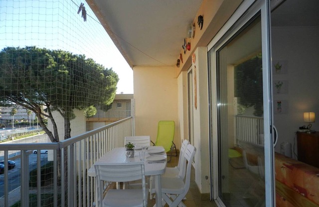 Beachside Apartment with Pool, Tennis & Petanque - Sleeps 4