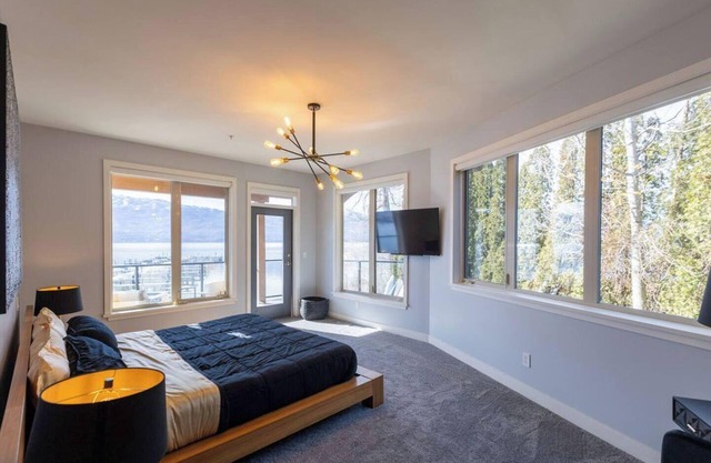 Beachside Bliss! Spacious Ground Level Walk Out Patio Direct on the Beach & Lake