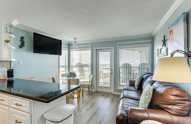 Beachside Condo w/Pool & Hot Tub in Galveston!