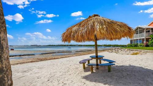 Beachside Condo Walk To Sand, Pool & Hot Tub