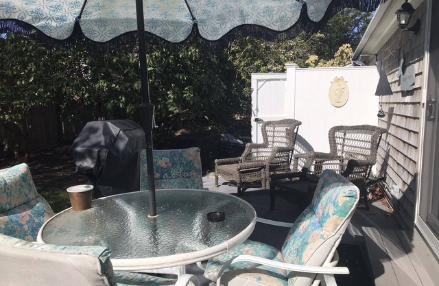 Beachside cottage with enclosed yard, outdoor shower - walk to beach boardwalk