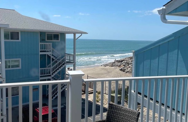 Beachside-Cozy and Inviting Top floor Condo with breathtaking views