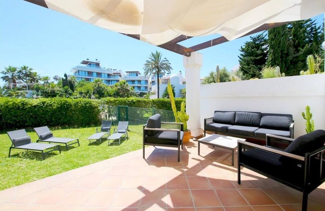 Beachside family townhouse with air con and Wifi, Next to the beach and close to Estepona Port