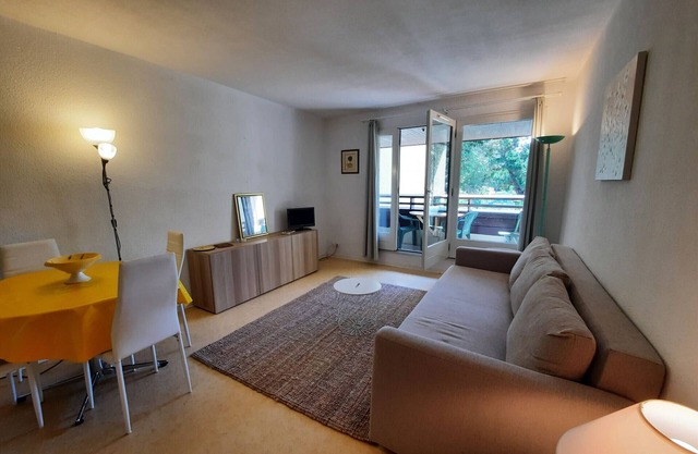 Beachside Retreat: Cozy 1BR Apt with Balcony, WiFi & Parking