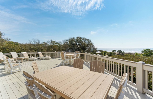 Beachside Treehouse, spectacular ocean view on popular Surfsong Rd