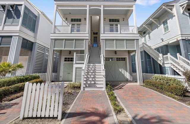 Beachtown Chic Cottage - 4 Bed/3 Baths - With a view of the ship channel!