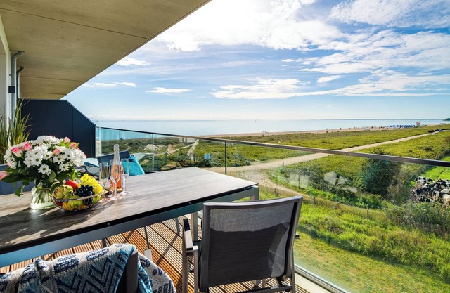 "BeachWaveThree": Holiday apartment right on the beach with sauna, balcony & Baltic Sea view