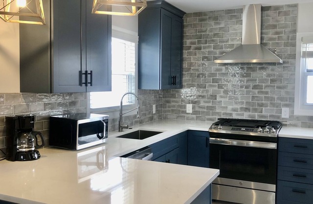 Beachwood Cottage - New remodel walk or bike to Lake MI!