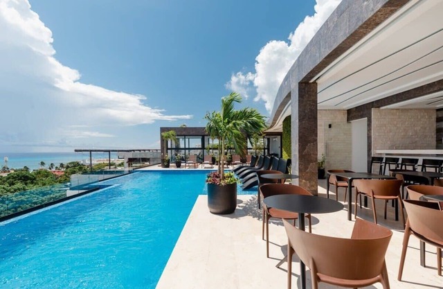 Beachy Chic Stay, Rooftop Pool Onsite, Near 5th Av