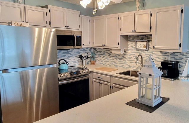 Beachy Condo with short walk to the sand 🏖️