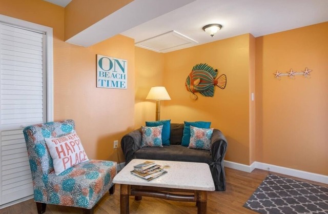 Beachy Isle of Palms Studio Condo only 1 Block From BEACH. King Bed!