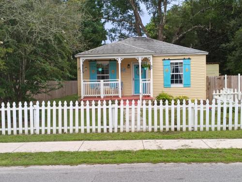 Beachy pet & family friendly cottage close to NAS no pet fee