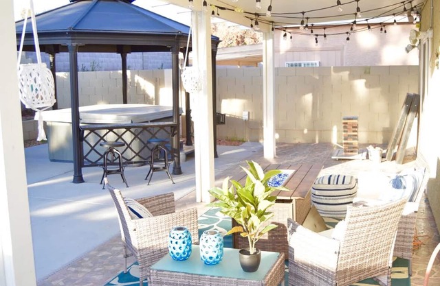 Beachy themed Home with Hot Tub & Fire Table