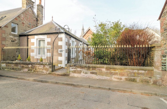 BEADLES COTTAGE, pet friendly, with a garden in Blairgowrie