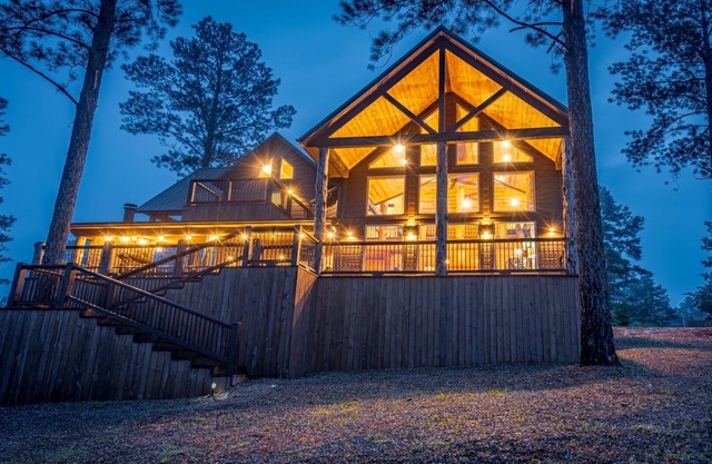 Bear Country: Wood Fireplace, Hot Tub, Upscale Deck - Panoramic Ridge Retreat 🐻