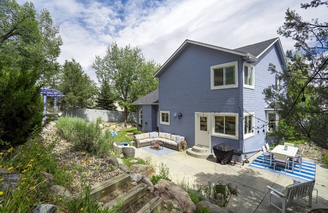 Bear Creek Park Retreat | Sleeps 10 | Close to Garden of the Gods