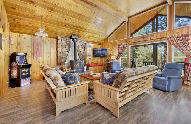 Bear Cub Ski Haus Cabin- Hot Tub- Games-