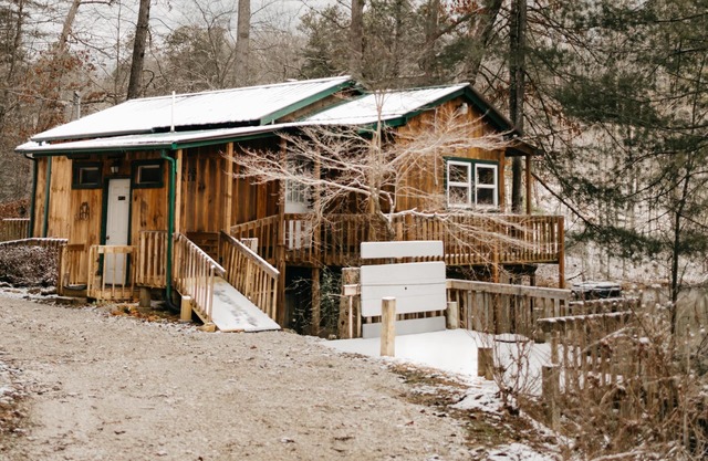 Bear Lair: Luxe cabin, private lake, caves, trails, fast WiFi @ Bear Track Lake