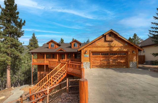 Bear Pause By Destination Big Bear:Castle Glen Estates Log Cabin Home! Pet Friendly! Fully Fenced! Pool Table! Spa!