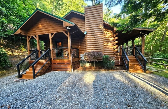 Bear Pause-Updated cabin in Waynesville, NC; close to Maggie Valley & Asheville.