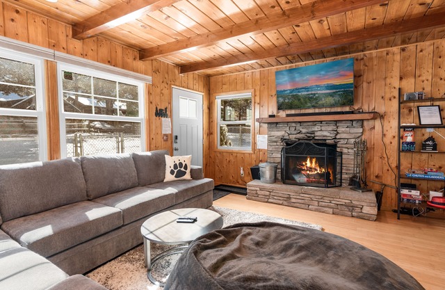 Bear's Booth - Fireplace, Fenced Yard, Pet Friendly, Deck, Barbecue
