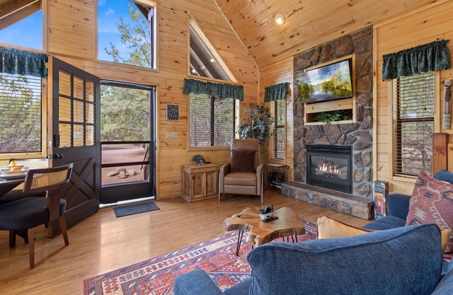 Bear's Den | Hot Tub~Fireplace~BBQ~Sleeping Loft