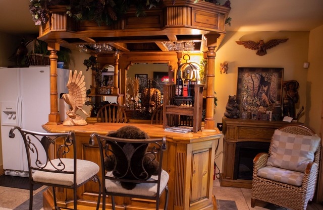 'BEARADISE CHALET' UNIQUE Secluded Retreat Estate (WHO'LD GUESS IT'S IN TOWN?)