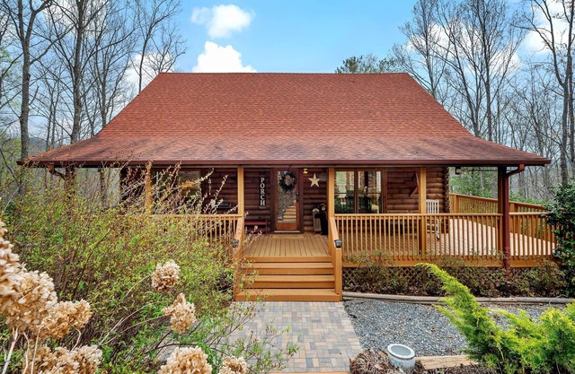 Bearfoot Escape, Hot Tub, Mountain Views, Private!