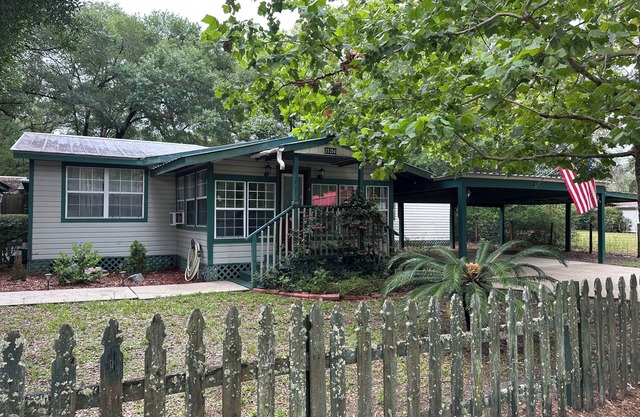 Beary Comfortable Cottage in Salt Springs