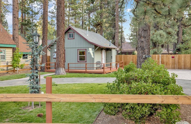 Beary Cozy Cabin w/Hot Tub- Walk to Lake Couple's Cottage