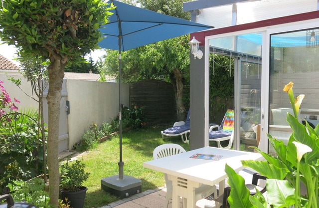 Beautiful private villa for 2 people with WIFI, TV, terrace, pets allowed and parking