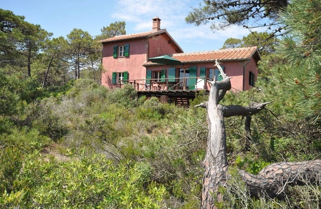 Beautiful private villa for 10 guests with WIFI, TV, patio, pets allowed and panoramic view