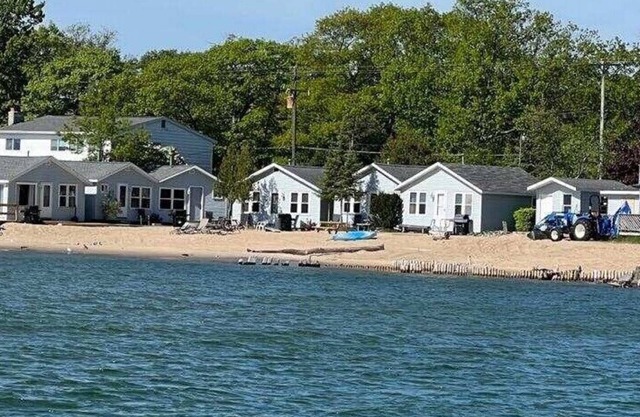 Beautiful Miami Beach resort - your view is the Lake Huron beach!