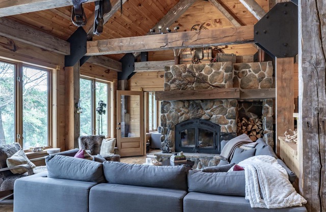 Beautiful 6 bed 4 bath cottage on Lake Joe with Boathouse + Hottub