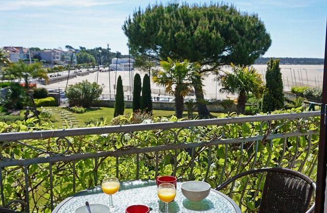 Beautiful 4-person beachfront apartment with sea view