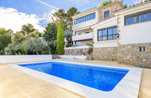 Beautiful apartment in villa for 4 guests with WIFI, A/C, pool, TV and terrace