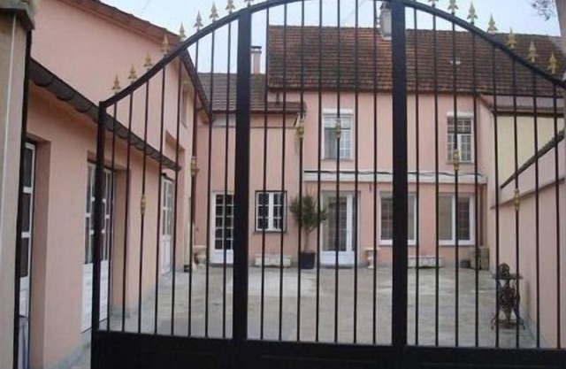 Beautiful, luxurious farmhouse In Champagne. Only 1 Hr From Paris, Near Epernay.