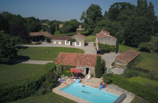 Beautiful house with a swimming pool, just 15 min from the Atlantic coast