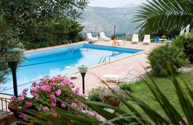Beautiful apartment in villa with pool, A/C, WIFI, TV, terrace and panoramic view, close to Cefa.
