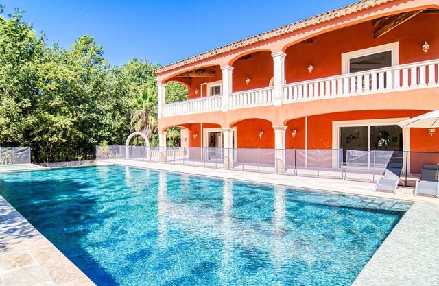 Beautiful private villa for 10 people with A/C, WIFI, private pool, hot tub, TV, terrace and par.