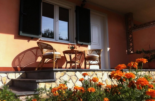 Beautiful, well-cared-for villa, semi detached, on two floors for 6 persons, terrace for meals outsi
