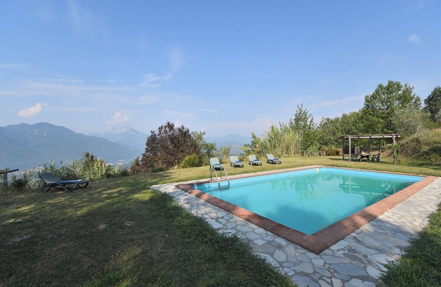 Beautiful private villa for 6 guests with private pool, WIFI, TV, pets allowed and parking