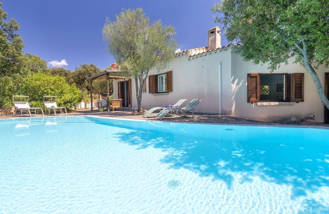 Beautiful private villa for 5 guests with A/C, private pool, WIFI, TV, patio and parking