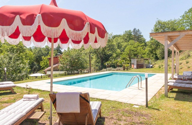 Beautiful private villa with WIFI, A/C, hot tub, private pool, TV, patio, pets allowed and parking