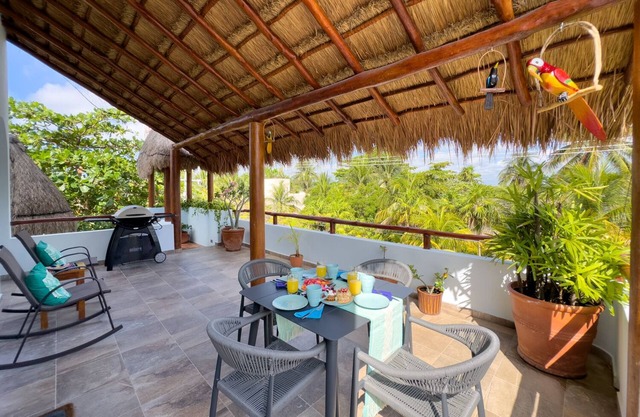 Beautiful 1 bd, Tree Top breeze and vistas, in town, only 5 min to the beach