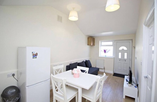 Beautiful 1 bedroom flat 7 minutes walk away from Blackhorse Road Station.